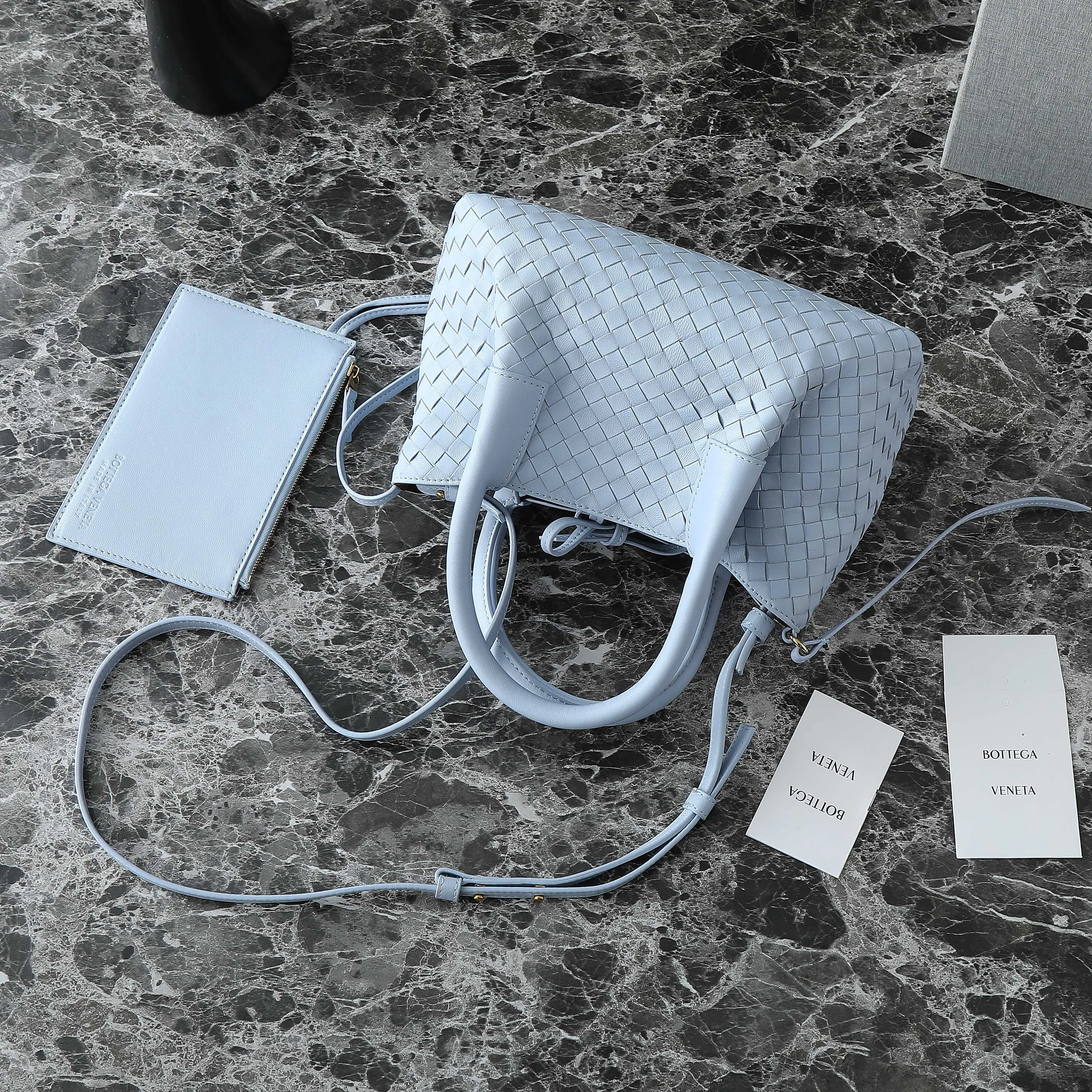 Batch 1660 BV25 spring and summer new product Mini pinacoteca two-tone surface. The weaving process is also super exquisite. Every texture is delicate and clear, and you can see the full ingenuity. 👜The bag uses 1 cm leather strips, which are purely hand-woven, highlighting the brand's craftsmanship. The inside is flipped to reveal a smooth suede lining that can be used on both sides, taking into account both fashion and practicality. 	 The small size can be worn on one shoulder or across the body, making it super versatile for daily commuting! 	 💕Fashionable ladies who like BV, come to me to get the same style~ ​Model number: 819004 ​Size: 24*15*12cm